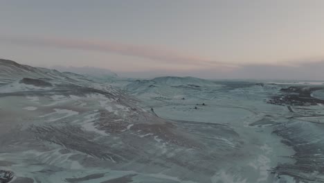 Hermosos-Colores-De-Puesta-De-Sol-Sobre-El-Paisaje-Nevado-De-La-Tundra-De-Islandia,-Aéreo