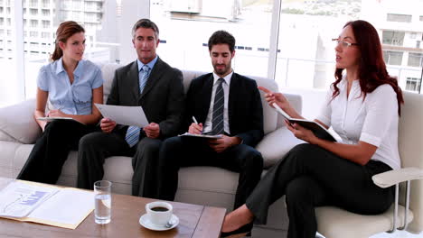equipo de negocios sentado en el sofá teniendo una reunión