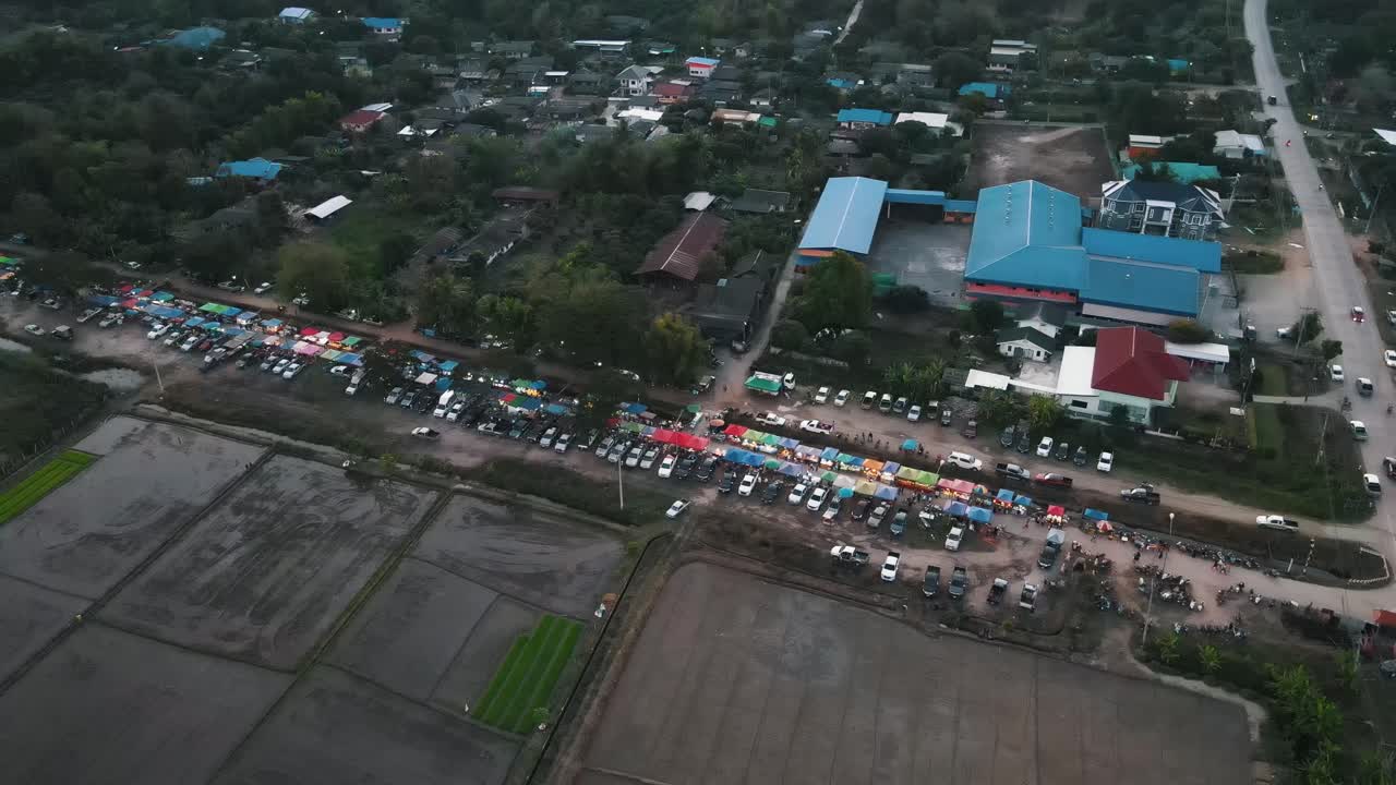 varios puestos de mercado de colores en una carretera cerrada donde los lugareños hacen sus compras en tailandia