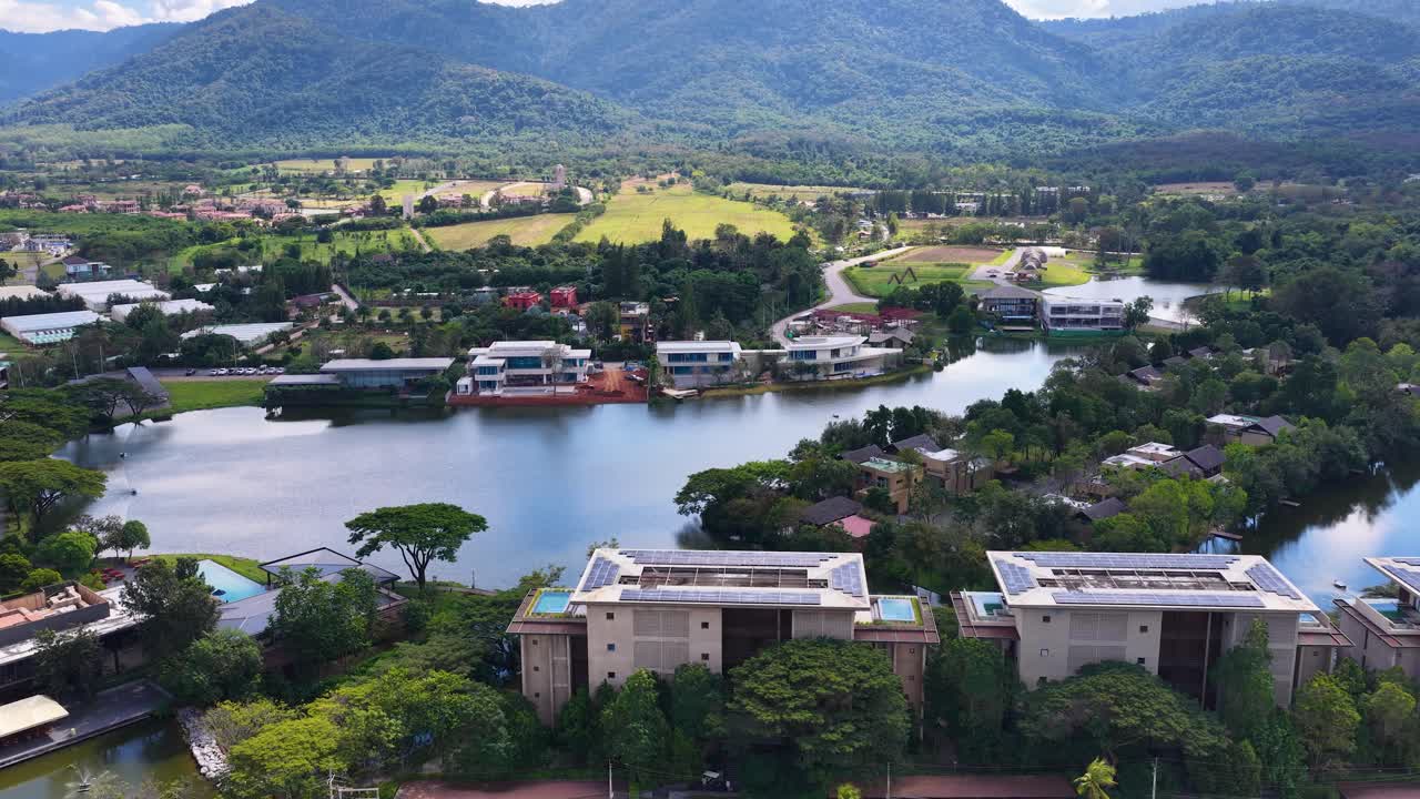 Ảnh chụp từ trên không bằng drone khu nghỉ dưỡng sang trọng với các biệt thự hiện đại và tấm năng lượng mặt trời ở Thái Lan