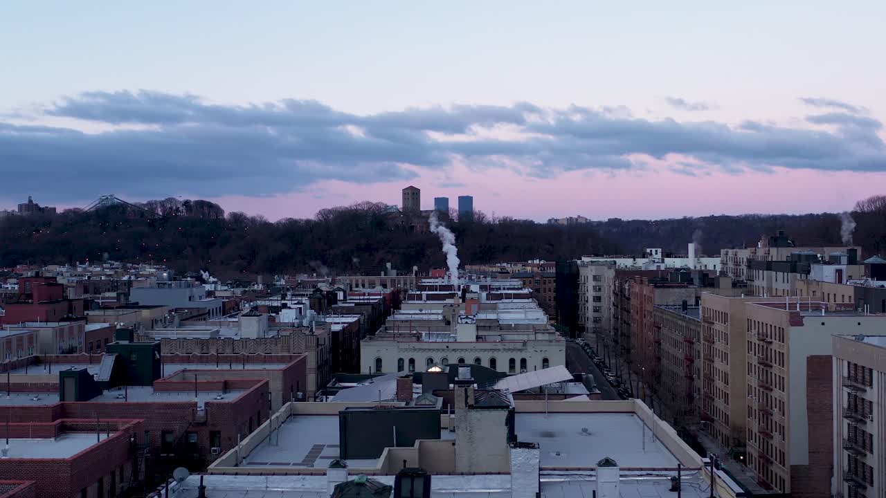 이른 아침에 회랑 박물관과 조지 워싱턴 다리를 바라보는 업타운 맨하탄 아파트 위로 블루 아워 공중 상승