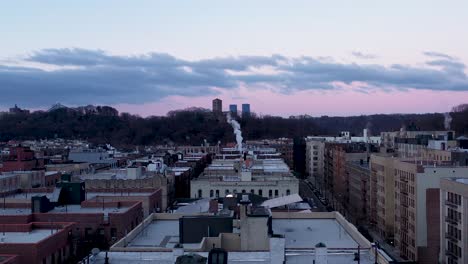 Blaue-Stunde-Luftaufstieg-über-Den-Wohnungen-In-Uptown-Manhattan-Mit-Blick-Auf-Das-Cloisters-Museum-Und-Die-George-Washington-Bridge-Am-Frühen-Morgen