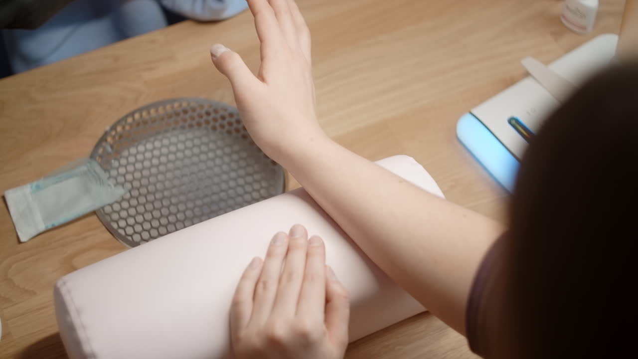 여성이 손집에서 매니큐어를 받고 있습니다.