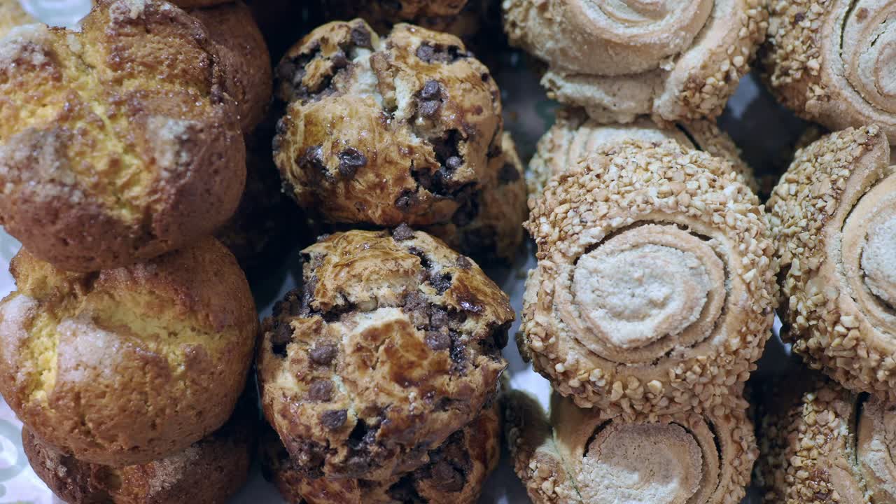 Vielfalt an süßen Backwaren mit Schokostückchen und Nüssen.