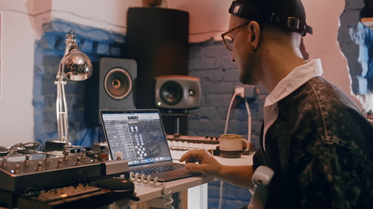 productor de música en un estudio casero