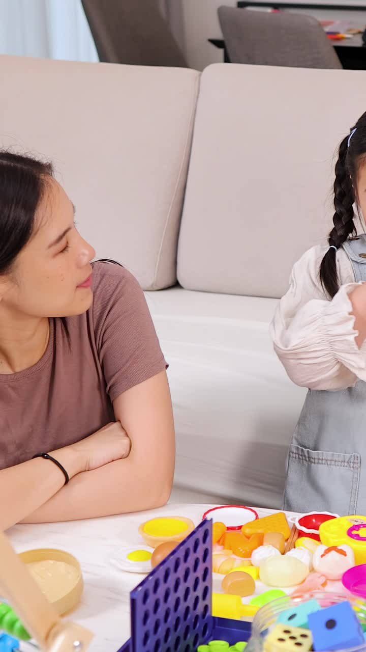 Lapsi leikkii leluilla