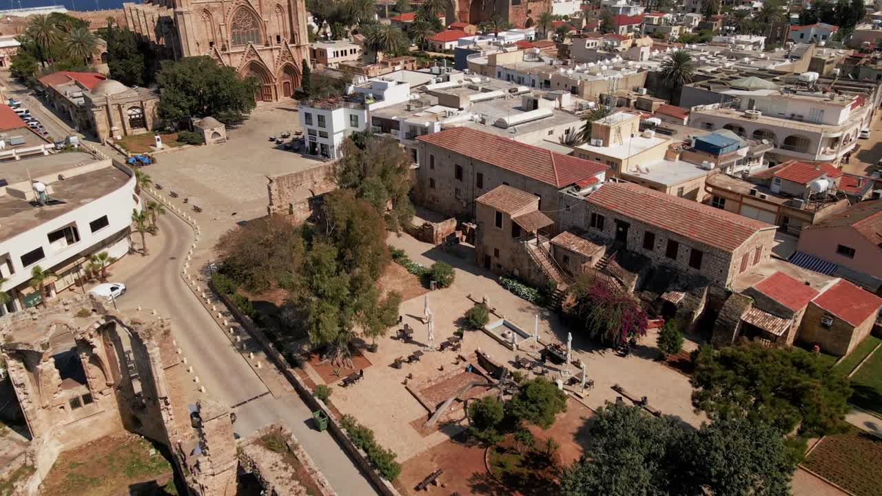 Veduta aerea 4K della Città Murata di Famagosta, centro storico e paesaggi di Varosha a Cipro del Nord