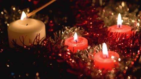 hermoso video de velas encendidas a mano con fondos brillantes hechos de decoración navideña