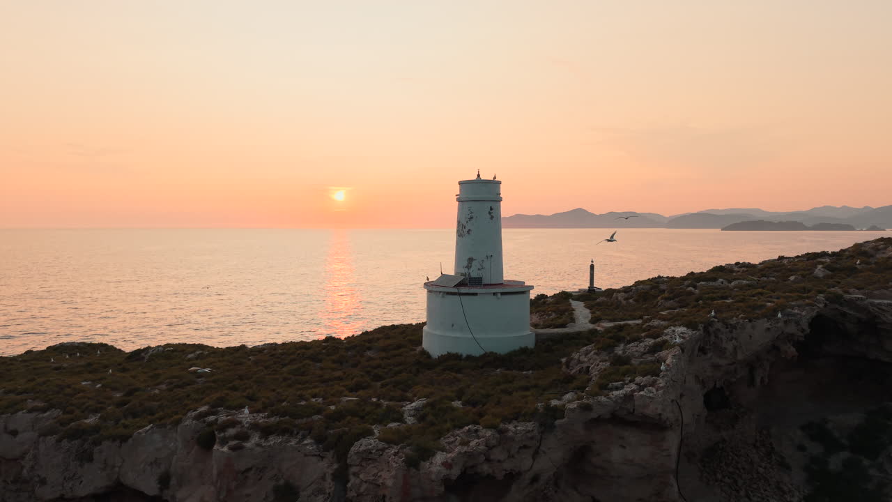 Faro al tramonto