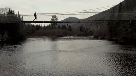 Drohne-Fliegt-Tief-über-Den-Schönen-Fluss-Im-Vallee-Bras-du-nord-In-Quebec,-Kanada---Totale-Aufnahme