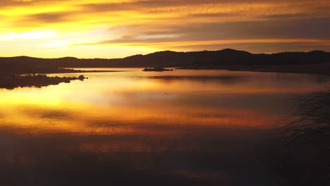 impresionante épico increíble amanecer atardecer lago jindabyne drone australia colorido todavía pacífico drone 1 por taylor brant película