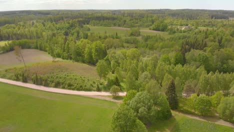 Vista-De-Pájaro-Del-Parque-Natural-Pacífico-En-El-Norte-De-Europa,-Letonia,-Día