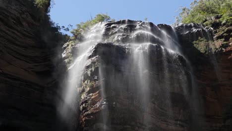 cámara lenta sobre la caída de wetworth en las montañas azules, australia
