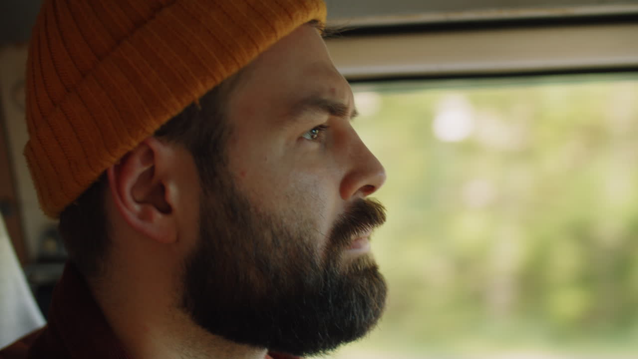 hombre positivo conduciendo un coche