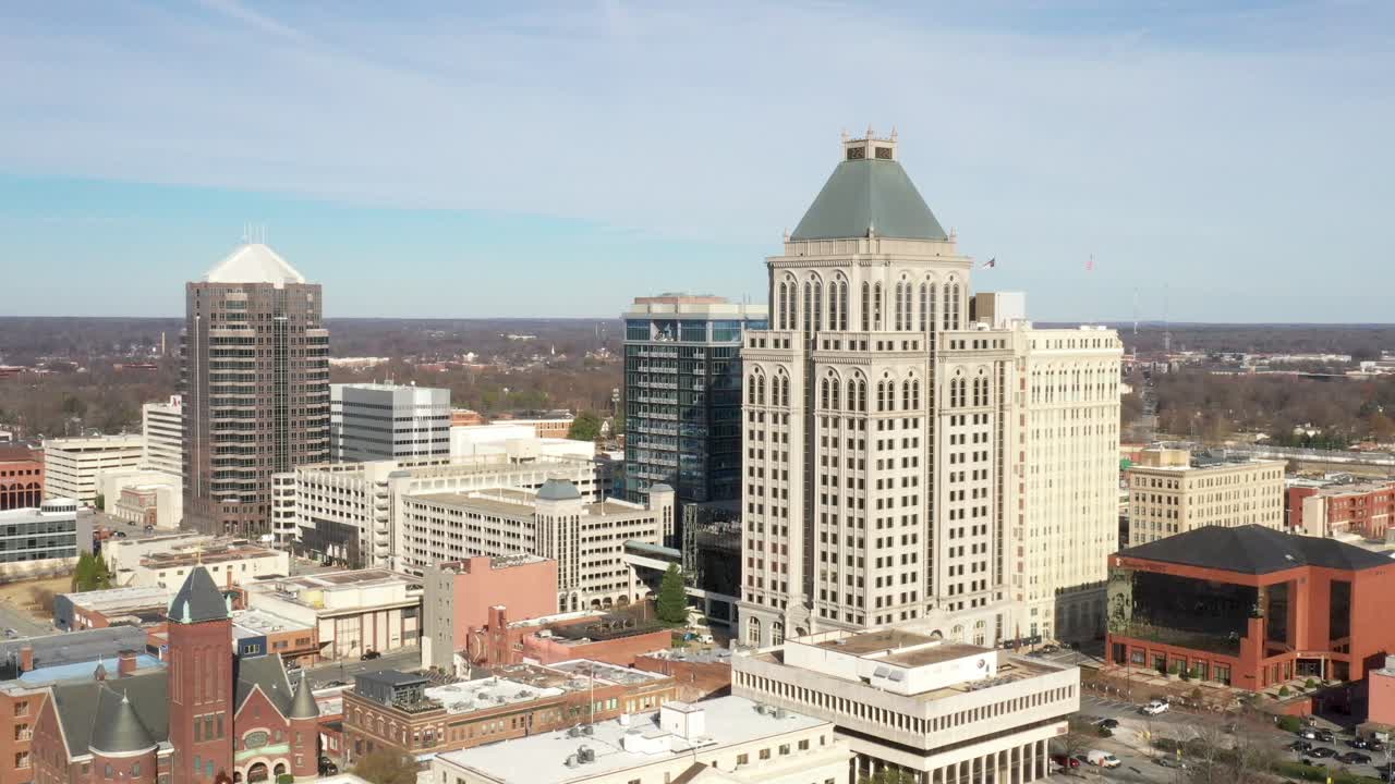 greensboro, horizonte de edificios del centro de carolina del norte con video de drones moviéndose de cerca