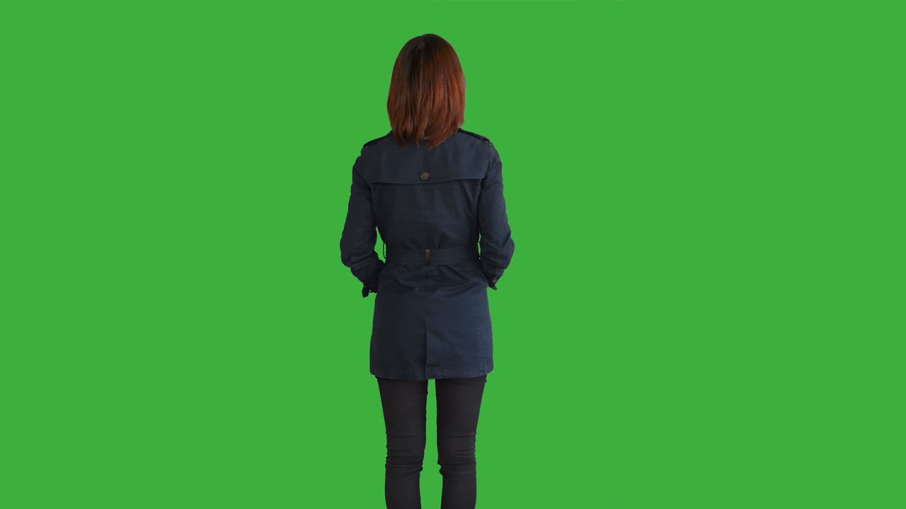 Jovens Mulheres Asiáticas Paradas Isoladas Contra Fundo de Tela Verde. Retrato de Mulher Chinesa