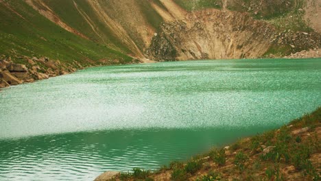 el lago arashan se encuentra a una altitud de 2.700 metros sobre el nivel del mar en uzbekistán.