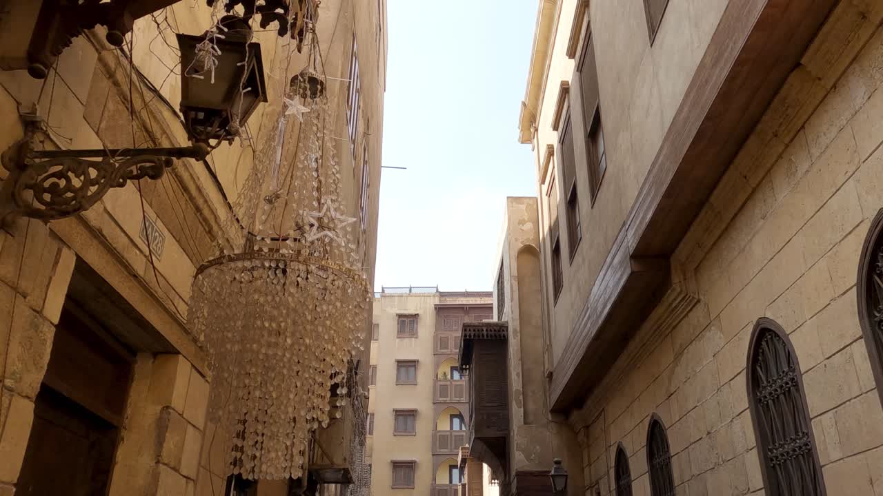 lámpara de araña al aire libre y farola, callejón pintoresco en el cairo islámico, egipto