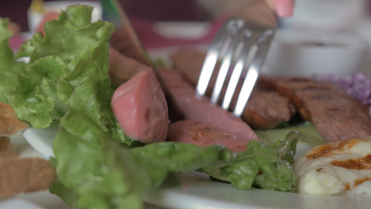 comiendo salchichas fritas