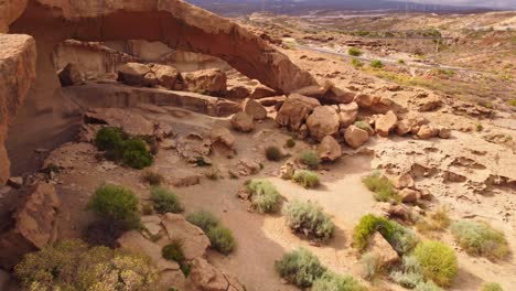 Arco-De-Taja-Wüstenlandschaft,-Luftdrohne-Fliegt-Auf-Teneriffa-Zu