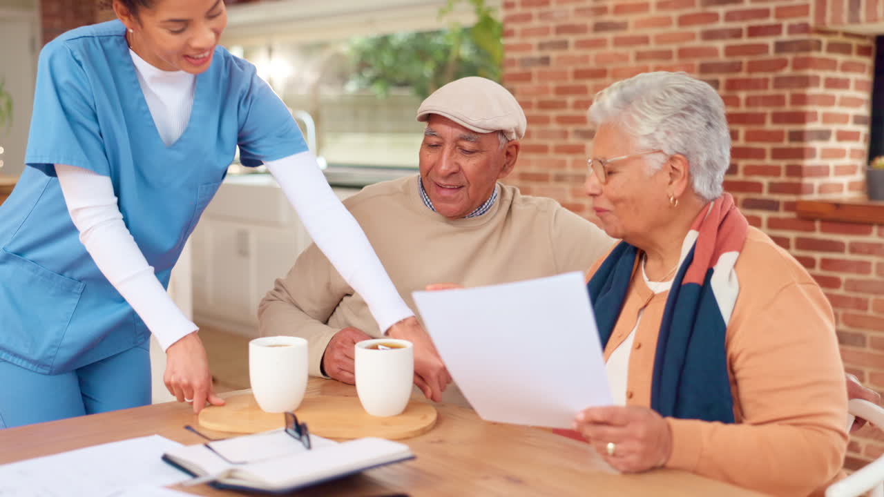 요양원 에서 노인 들 에게 커피 를 제공 하는 보살 담당자