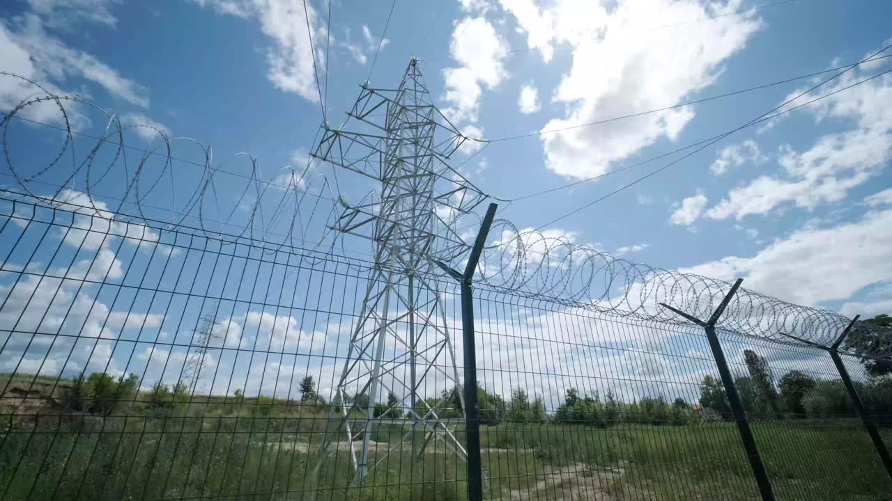 푸른 하늘 배경에 대한 전력 서브 스테이션의 많은 고전압 전기 단열기