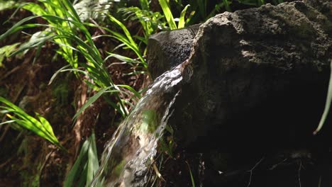 Klares,-Frisches-Quellwasser,-Das-Auf-Felsen-Im-Naturpark-In-Portugal-Fließt