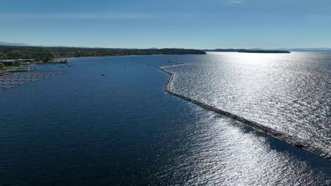 estructura de rompeolas en el lago champlain para proteger el puerto deportivo en burlington vermont