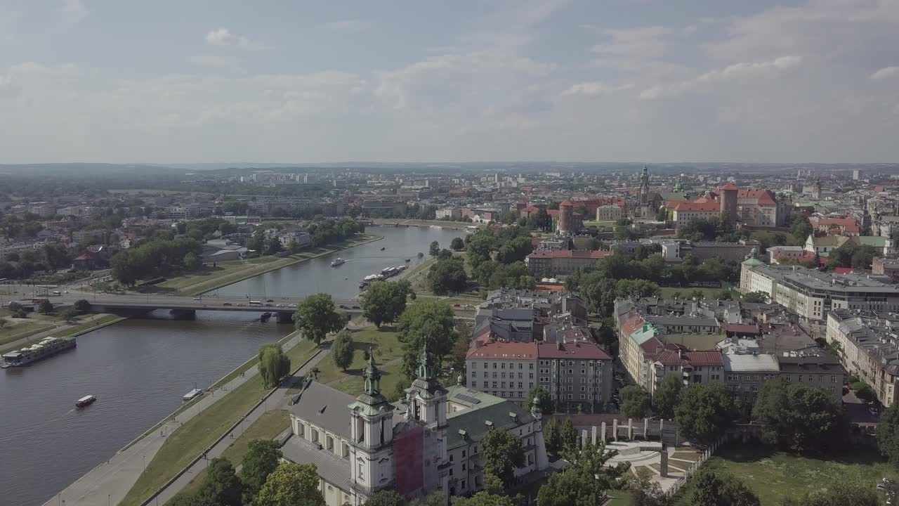 Polonia, Cracovia, ripresa drone con zoom indietro seguita dalla Vistola fino a un'inquadratura generale.