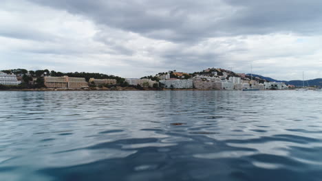 Luftdrohnenaufnahme-Von-Klarem,-Blauem-Wasser-Auf-Mallorca,-Das-Nahe-An-Der-Oberfläche-Fliegt,-4k-Uhd