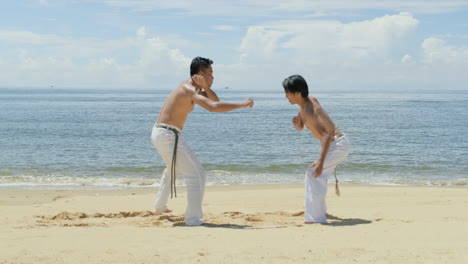 Zwei-Männer-Tanzen-Capoeira-Am-Strand