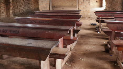 Concepto-De-Voluntariado-Benéfico-En-África,-Uganda,-Construyendo-Una-Clase-Escolar-Con-Un-Banco-De-Madera-De-La-Iglesia.