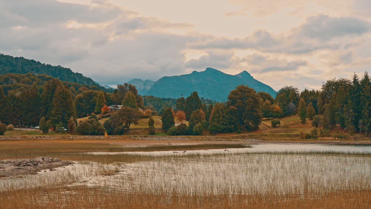 Paesaggio panoramico di lago e montagna con foresta autunnale