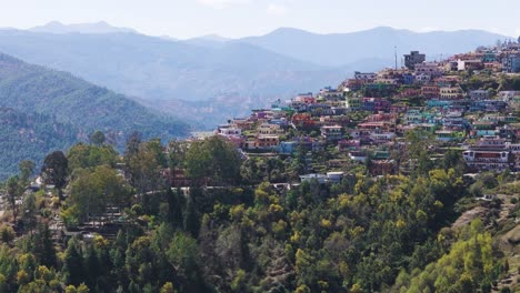 un pueblo colorido en el himalaya.