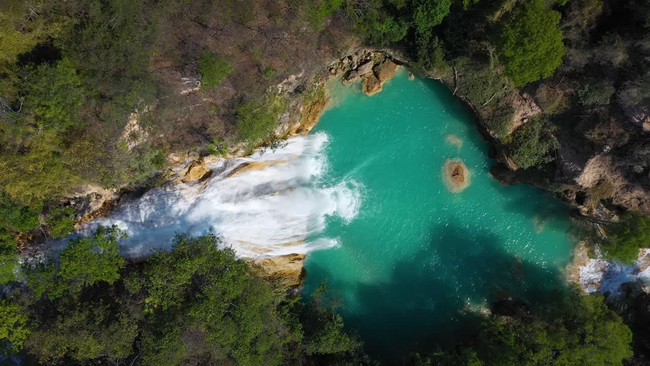 Cascata tropicale in un paesaggio esotico di foresta pluviale, vista aerea dall'alto in 4K.