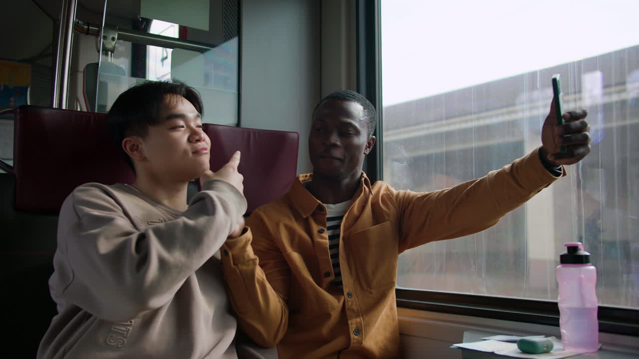 셀카 찍는 친구들