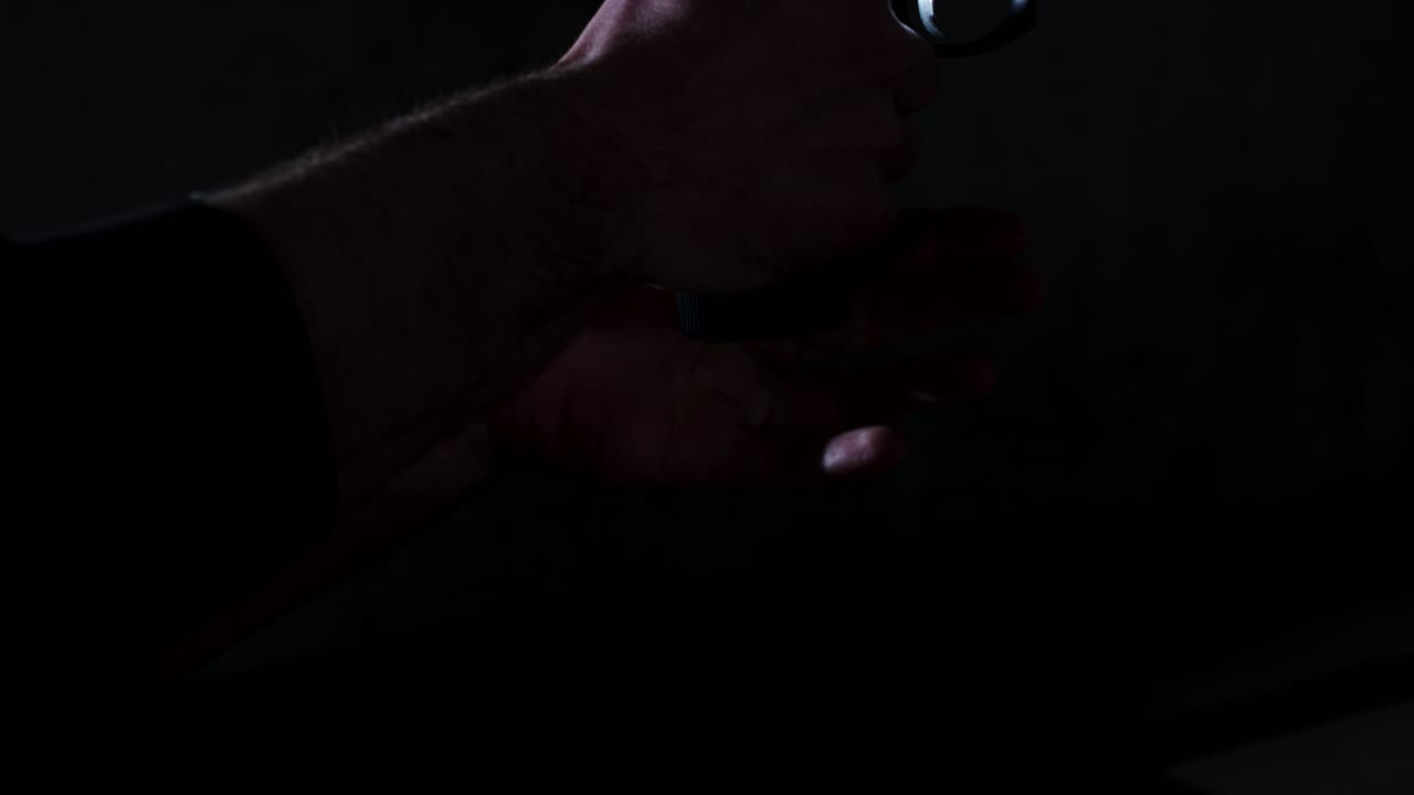 pistola de 9 mm cargada y disparada en un recorrido oscuro en cámara lenta