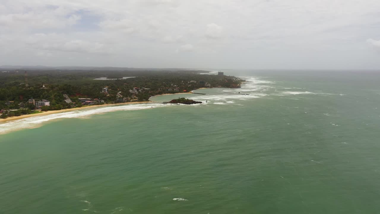 costa y el océano en la isla de sri lanka.