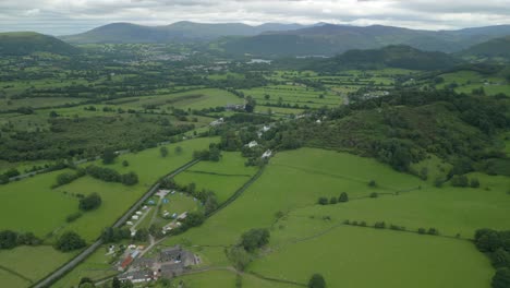 campo inglés con montañas en la distancia en verano