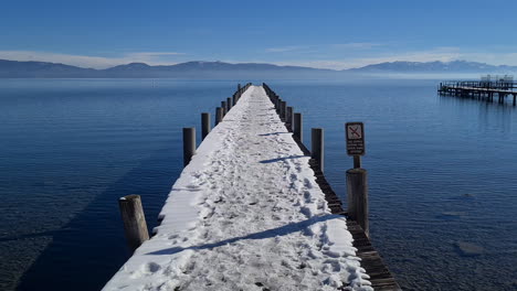 Muelle-Vacío-Cubierto-De-Nieve-En-Lake-Tahoe,-EE.UU.,-En-El-Soleado-Día-De-Invierno