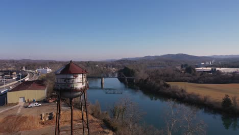 río clinch a lo largo de clinton, tennessee en una mañana soleada