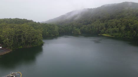 Friedlicher-Und-Ruhiger-See-Im-Nebel,-Umgeben-Von-üppigem-Laub