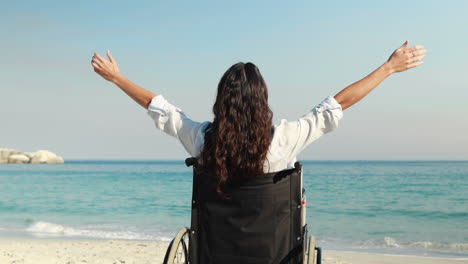 Mujer-Discapacitada-Con-Los-Brazos-Extendidos-En-La-Playa.