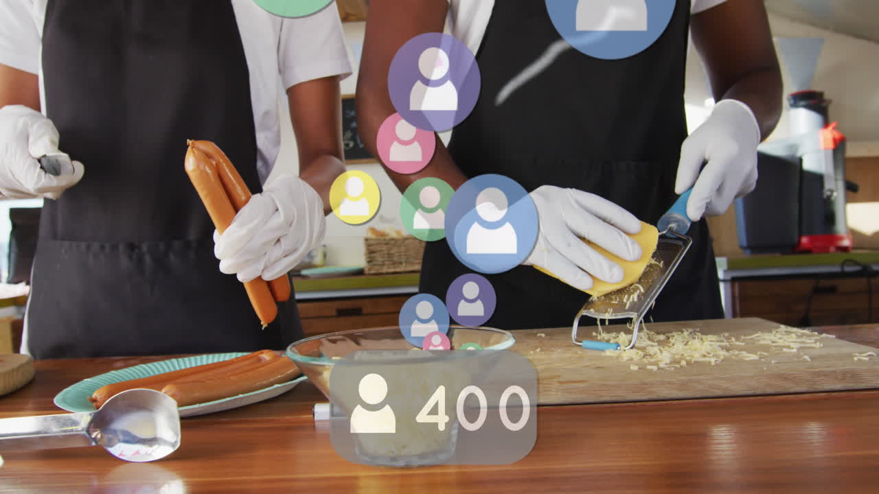 animación de iconos de perfil con aumento de número sobre la sección media de los cocineros afroamericanos cocinando