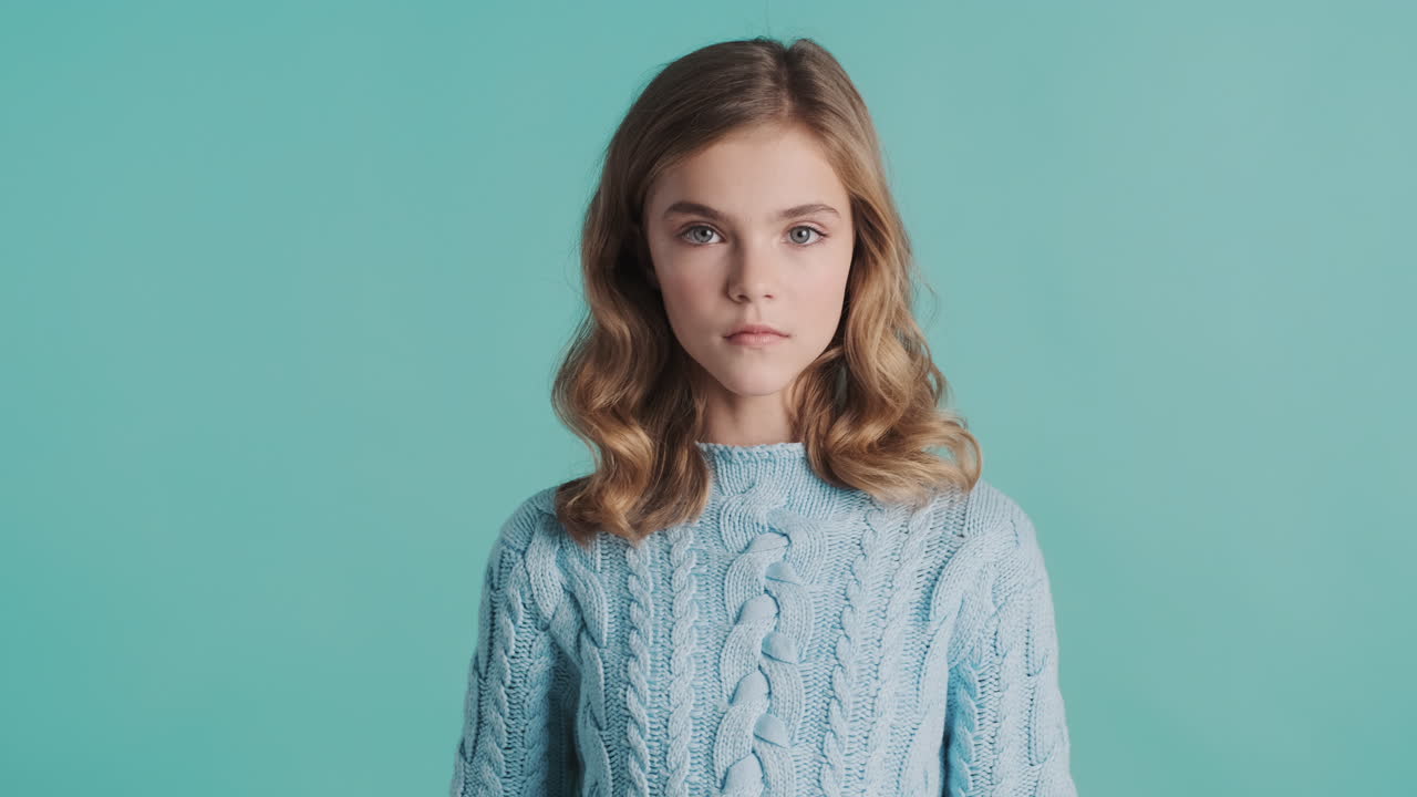 una adolescente caucásica mirando a la cámara.