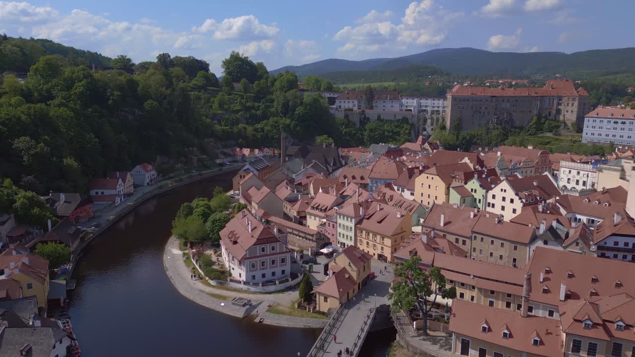 vuelo aéreo suave desde arriba república checa histórico cesky krumlov puente del río vltava en horario de verano 2023, patrimonio mundial en bohemia