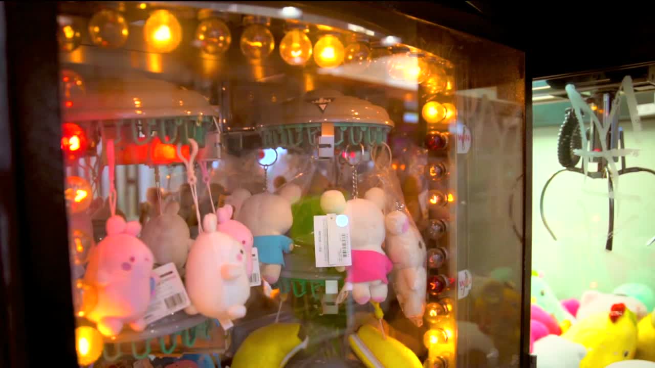 박이는 불빛이 있는 다채로운 일본 게임 판매 상자 기계