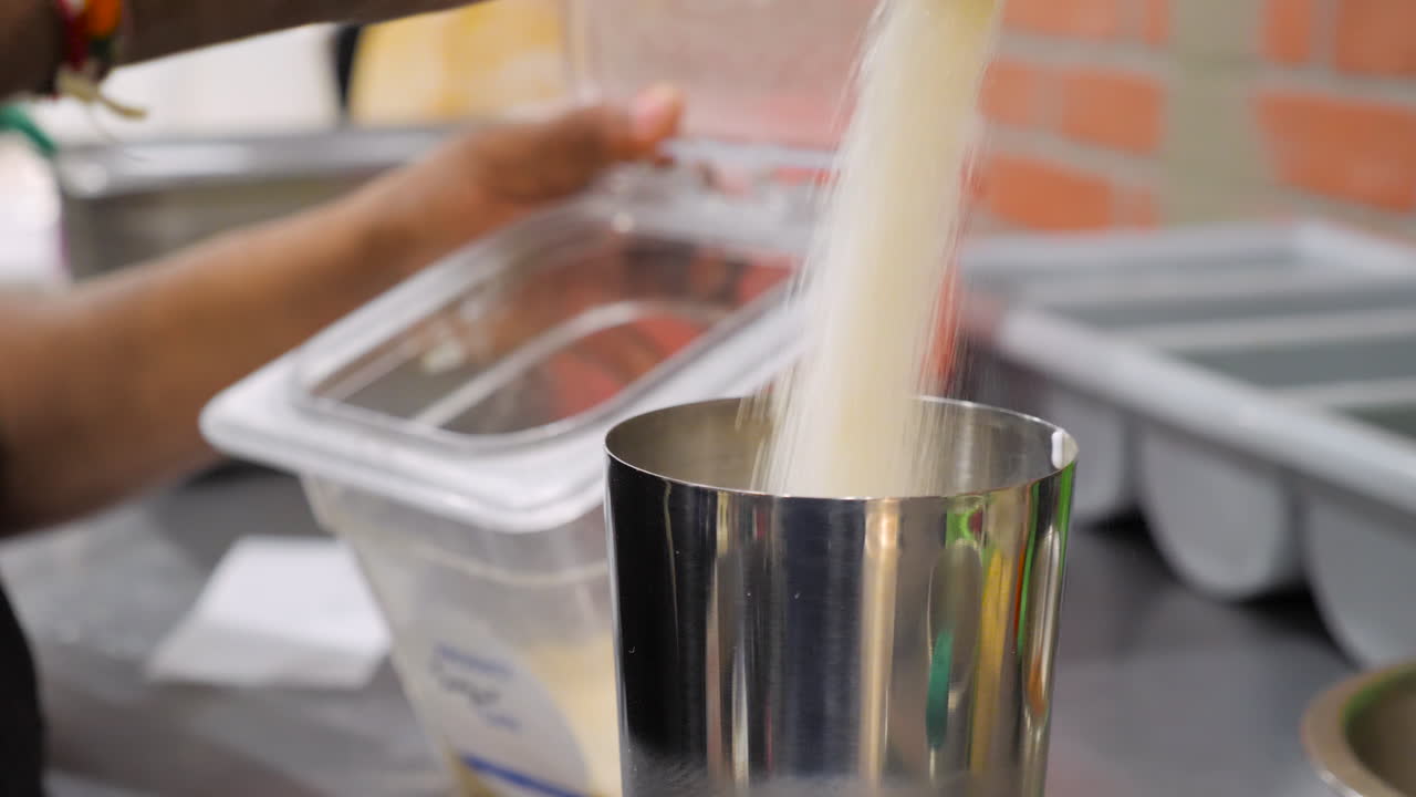 mans manos miden verter azúcar en la coctelera de bebida, control deslizante de cámara lenta