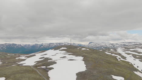 mástil telefónico, torre celular en montañas nevadas en noruega, cerca de oslo