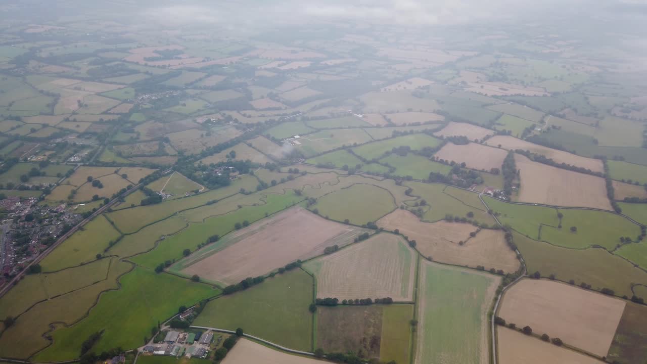 vista del paisaje británico de gran altitud desde la ventana del avión